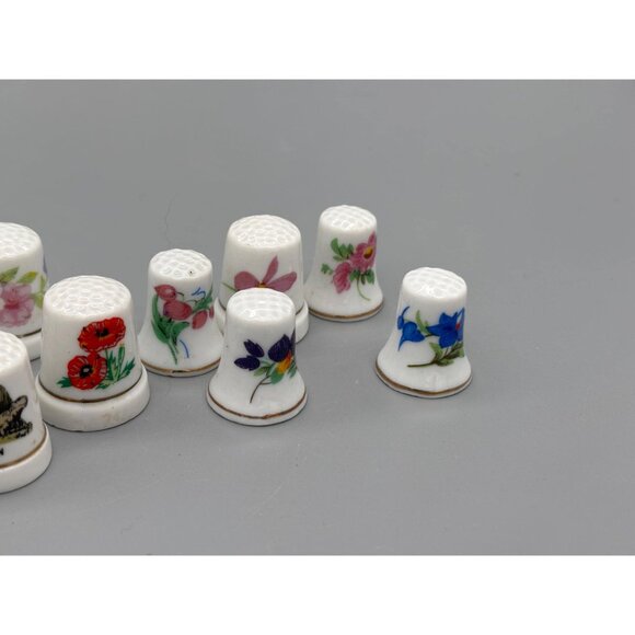 Vintage Wooden Thimble Display House With Painted Roof 14 Decorative Thimbles - Picture 8 of 8